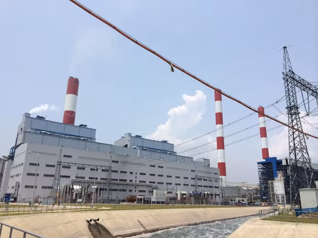 Sau một thời gian vận hành thử nghiệm thì vào ngày 9/7/2015, một máy biến áp nhà máy nhiệt điện Mông Dương 2 bất ngờ bị sự cố. Mông Dương 2 là nhà máy nhiệt điện than theo mô hình BOT (xây dựng - vận hành - chuyển giao) đầu tiên tại Việt Nam, với công suất 1.240 MW. Chủ đầu tư của dự án này là Công ty TNHH Điện lực AES-TKV Mông Dương 2, một pháp nhân do các công ty thành viên của tập đoàn AES (Mỹ), tập đoàn Posco Energy (Hàn Quốc) và tập đoàn CIC (Trung Quốc). (Tin ảnh tổng hợp).