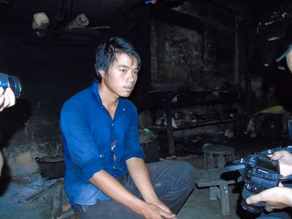 Anh Tấn Ông Nải ngồi thẫn thờ kể về những điều kinh khủng vừa xảy ra.