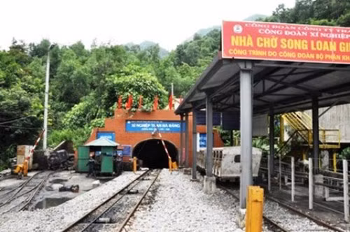 4 cong nhan than Ha Long thuong vong do tuot moc xe goong