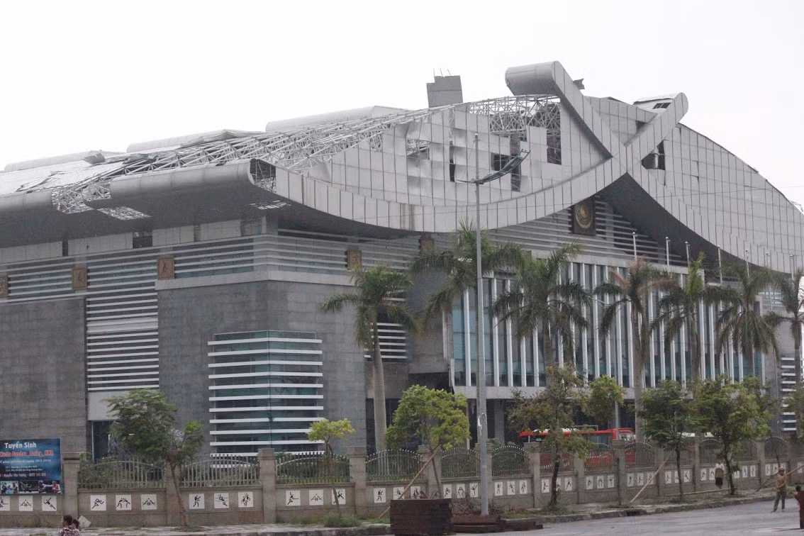 Nhiều hạng mục nhà thi đấu tỉnh Thái Bình bị hư hỏng.