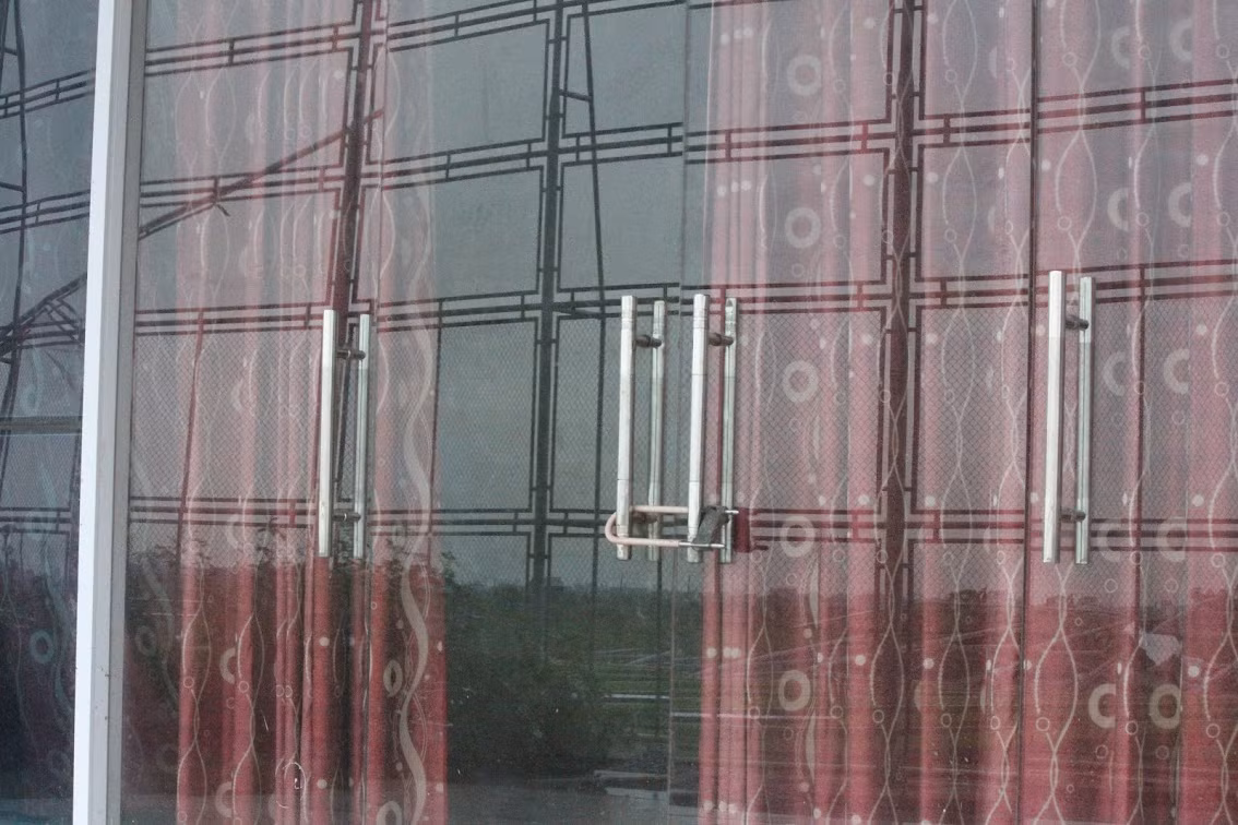 Cửa nhà thi đấu đóng kín.