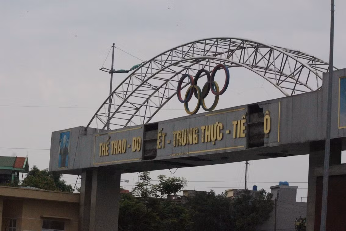 Bảng hiệu ở cổng nhà thi đấu chữ còn, chữ mất.