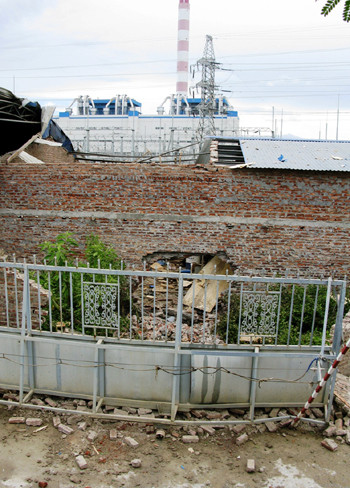 Vào lúc 8h ngày 3/8/2010, tại công trường xây dựng nhà máy Nhiệt điện Hải Phòng (xã Tam Hưng, huyện Thủy Nguyên, TP Hải Phòng) xảy ra vụ nổ lớn làm 2 công nhân chết tại chỗ. Nguyên nhân được nhận định có thể là một vụ nổ hóa chất. (Tin, ảnh: Tổng hợp).