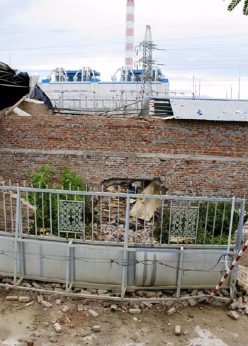 Vào lúc 8h ngày 3/8/2010, tại công trường xây dựng nhà máy Nhiệt điện Hải Phòng (xã Tam Hưng, huyện Thủy Nguyên, TP Hải Phòng) xảy ra vụ nổ lớn làm 2 công nhân chết tại chỗ. Nguyên nhân được nhận định có thể là một vụ nổ hóa chất. (Tin, ảnh: Tổng hợp).