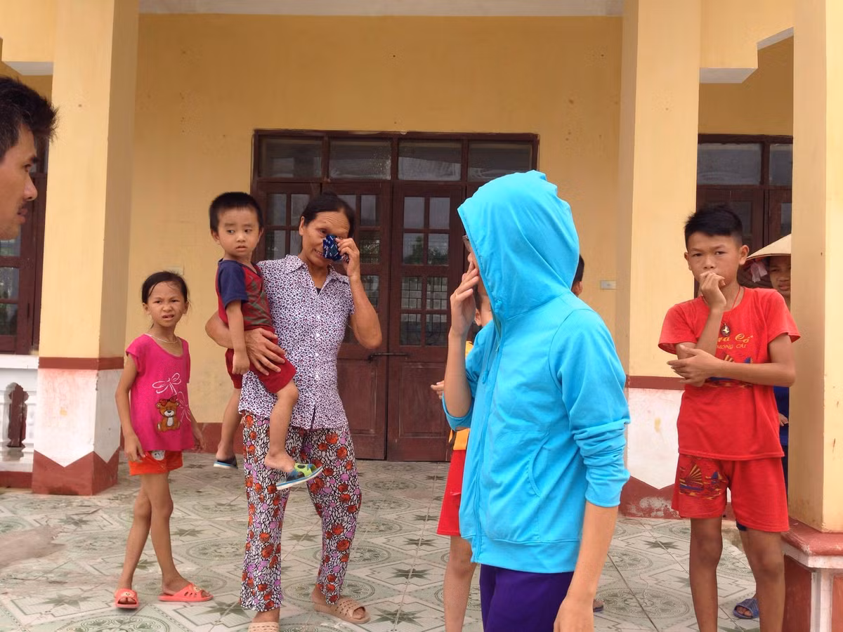 Người dân thôn Đông Thịnh hoang mang lo lắng cho sức khỏe của các cháu nhỏ.