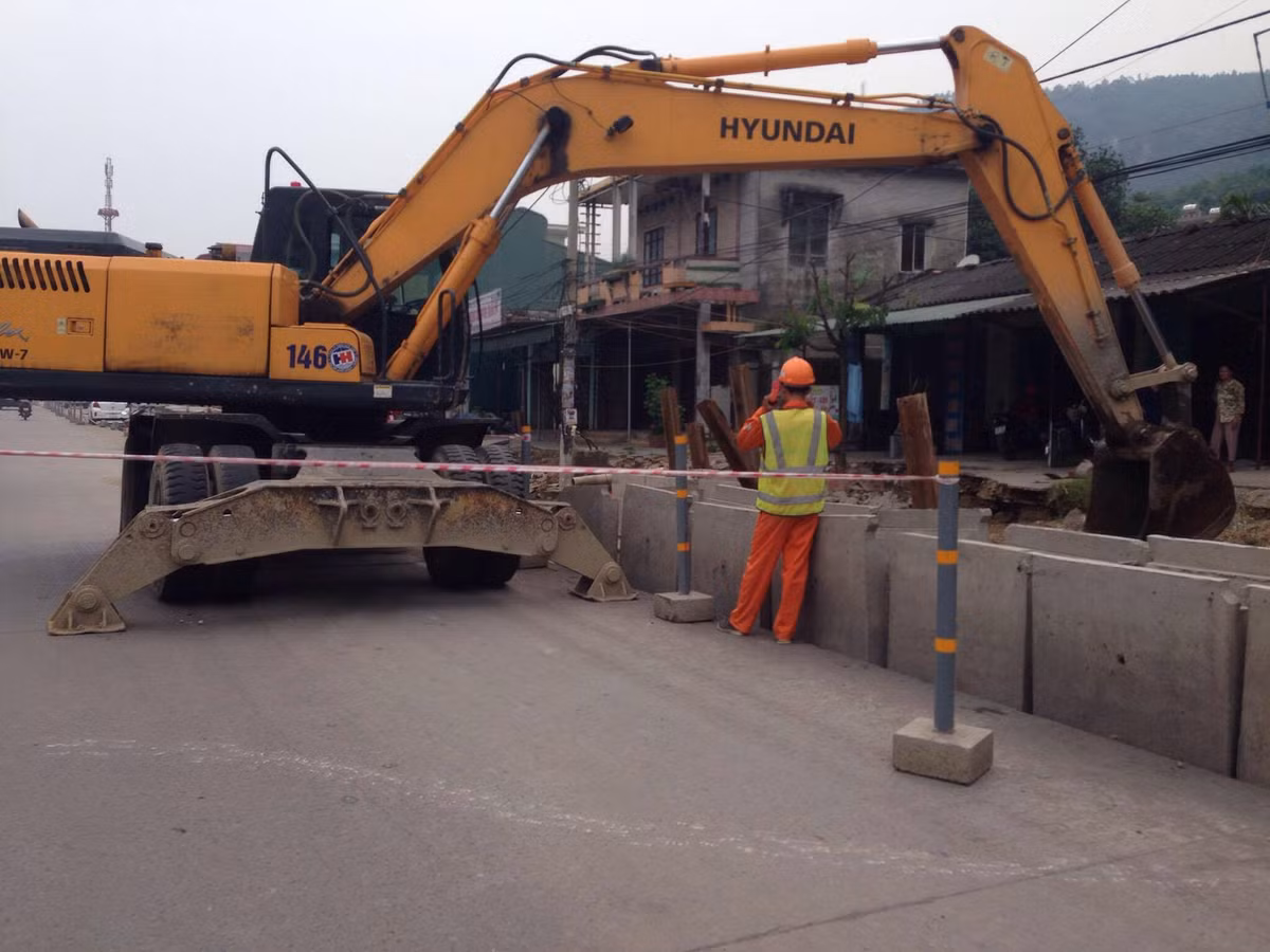 "Mùa khai giảng của các cháu học sinh đã đến gần, hơn 1.000 học sinh đi học qua đây, đi từ trong trường ra đều phải qua các đoạn hố nước được bắc qua bằng cầu gỗ, những ngày khô ráo không sao, những ngày mưa ngập thì không biết các cháu đi kiểu gì. Tôi đã từng nhiều lần kiến nghị trong các cuộc tiếp xúc cử tri nhưng đến nay vẫn chưa được ai chú ý", ông Hiểu cho biết.