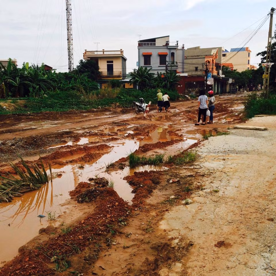 Trao đổi với PV Kiến Thức ngày 29/8, lãnh đạo thị trấn Lai Cách (huyện Cẩm Giàng) cho hay, con đường này tuy chạy qua địa bàn của thị trấn nhưng lại thuộc quản lý của UBND huyện Cẩm Giàng. Trước đây, một đơn vị xây dựng đã trúng thầu nhưng đã lâu không thấy triển khai thi công.