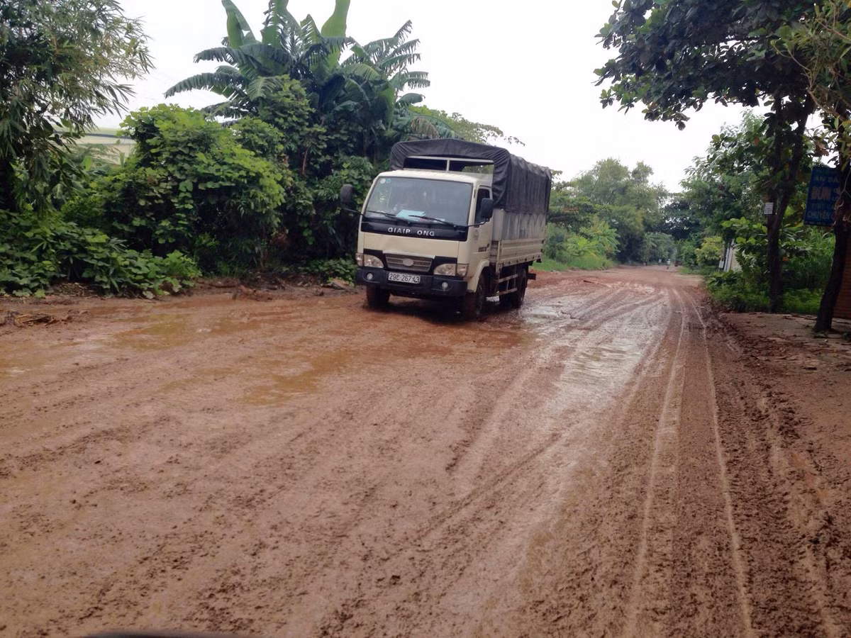 Ông Chóng, người dân làng Tiền, cho biết: “Con đường này đã xuống cấp trầm trọng như vậy nhiều năm nay. Người dân trong khu vực này đi lại rất khổ sở, đã có nhiều vụ tai nạn xảy ra rồi. Người dân ở đây đã nhiều lần phản ánh nhưng đường không được cải thiện. Đường đã xuống cấp trầm trọng nhưng hàng ngày nhiều xe ô tô tải trọng lớn chở vật liệu xây dựng từ trong các cảng lưu thông qua nên càng xuống cấp, trong khi lại không được tu bổ, sửa chữa thường xuyên”.