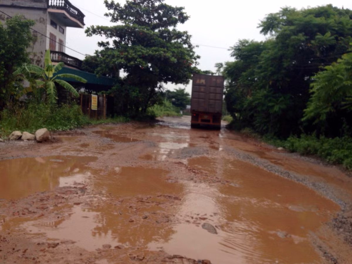 Theo tìm hiểu của PV Kiến Thức, con đường này đã có dự án nâng cấp tu sửa nhưng đến nay vẫn dậm chân tại chỗ. Người dân địa phương cho biết, thi thoảng có người xuống khu vực đoạn đường này cầm bản vẽ, đo đạc và nói sắp tiến hành sửa đường, nhưng rồi lại vẫn đâu vào đấy, chẳng có ai xuống sửa chữa.