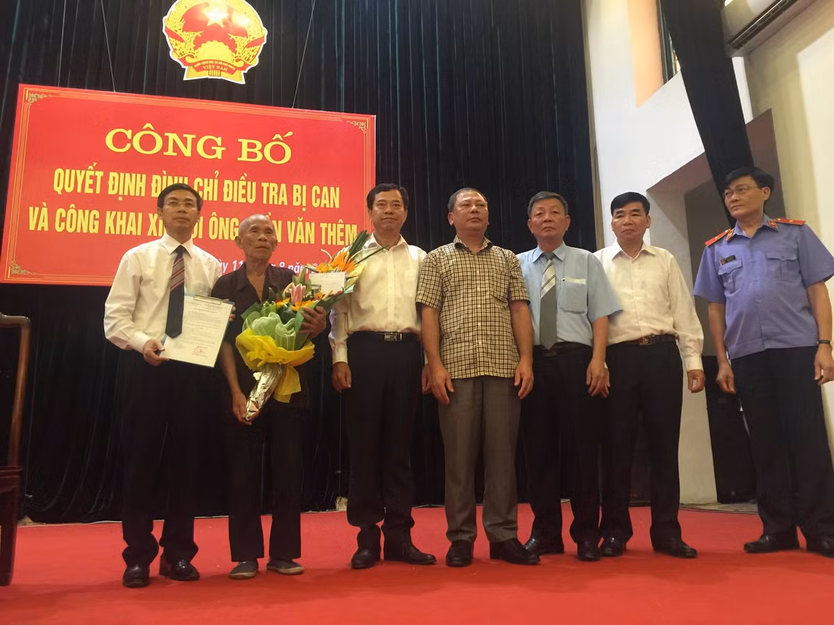 Các cơ quan tố tụng Trung ương trao quyết định và tặng hoa cho ông Trần Văn Thêm.