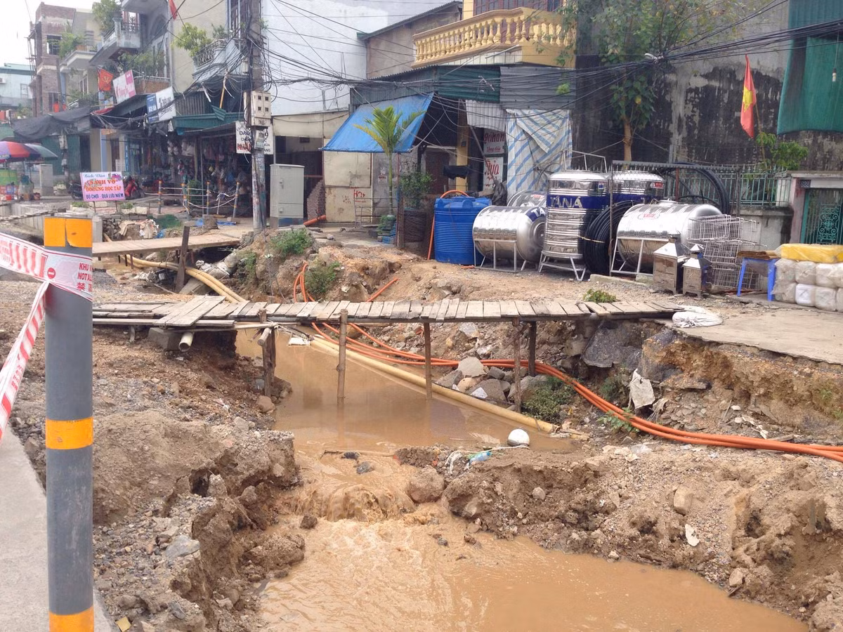 Dự án Cải tạo, nâng cấp Quốc lộ 18, đoạn Hạ Long - Mông Dương được đầu tư theo hình thức BOT (gần 2.000 tỷ đồng) trên cơ sở Quốc lộ 18 cũ, bắt đầu tại Km132+330 (phường Hà Tu, TP Hạ Long), điểm cuối là nút giao giữa Quốc lộ 18 với đường cao tốc Hạ Long - Vân Đồn (Km170+790, phường Mông Dương, TP Cẩm Phả). Chiều dài đường 31,25km, rộng 20,5m; một số đoạn tuyến có địa hình khó khăn, đông dân cư, bám sát tuyến (dài khoảng 5,76km) sẽ thu hẹp nền đường xuống 16,5m, nhưng đảm bảo yêu cầu 4 làn xe. Ngoài ra, trên tuyến còn bố trí 6 nút giao bằng, 4 cầu và 1 trạm thu phí.