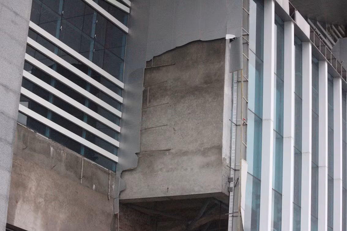 Bong tróc mảng lớn trên tường nhà thi đấu.