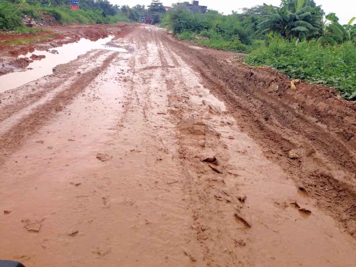 Theo phản ánh của người dân, tình trạng xuống cấp của con đường này đã xảy ra từ lâu. Mặt đường bị băm nát, xuất hiện rất nhiều “ổ voi, ổ trâu”, thậm chí ổ “khủng long”. Ngày nắng thì bụi mù mịt, trong khi đó những “ổ khủng long” vẫn ngập nước. Ngày mưa thì không biết đâu mà đi vì chỉ cần điều khiển xe xuống hố là tai nạn có thể xảy ra bất cứ lúc nào.