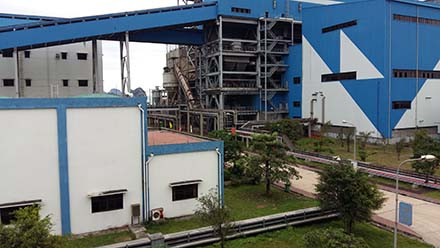 Nhà máy nhiệt điện Cẩm Phả, nằm trên phường Cẩm Thịnh, TP. Cẩm Phả (tỉnh Quảng Ninh), gồm 2 tổ máy có vốn đầu tư trên 10.000 tỉ đồng (500 triệu USD), kể từ khi nhà thầu Trung Quốc bàn giao luôn xảy ra hỏng hóc. Và gần nửa năm nay, nhà máy này bị “liệt” một nửa do tua-bin của tổ máy số 1 gặp sự cố nghiêm trọng. Vào tháng 2/2016, trong khi đang hoạt động, tua-bin của tổ máy số 1 gặp sự cố nghiêm trọng - bị gãy cánh, khiến nhà máy này phải dừng hoạt động khẩn cấp. Đây không phải là lần đầu tiên tua-bin của nhiệt điện Cẩm Phả gặp sự cố nghiêm trọng. Năm 2014, tua-bin của tổ máy số 2 cũng từng bị gãy cánh và phải ngừng hoạt động mất 4 tháng, từ 17.7 - 17.11.2014. (Tin, ảnh: Tổng hợp).