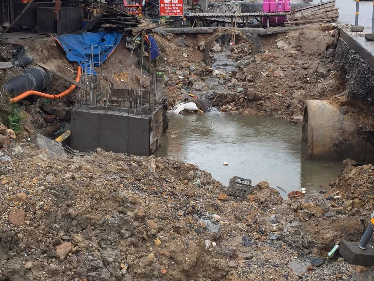 Theo quan sát của PV Kiến Thức, trên tuyến đường đang được thi công nâng cấp này, nhiều diện tích đất được bốc xúc để phục vụ quá trình thi công đã để lại những hố, hốc tích nước có độ sâu nhiều nơi lên đến 2m, nguy hiểm hơn, nhiều chỗ còn hình thành các hốc hố sạt lở gây nguy hiểm cho các hộ dân sinh sống hai bên tuyến đường này.