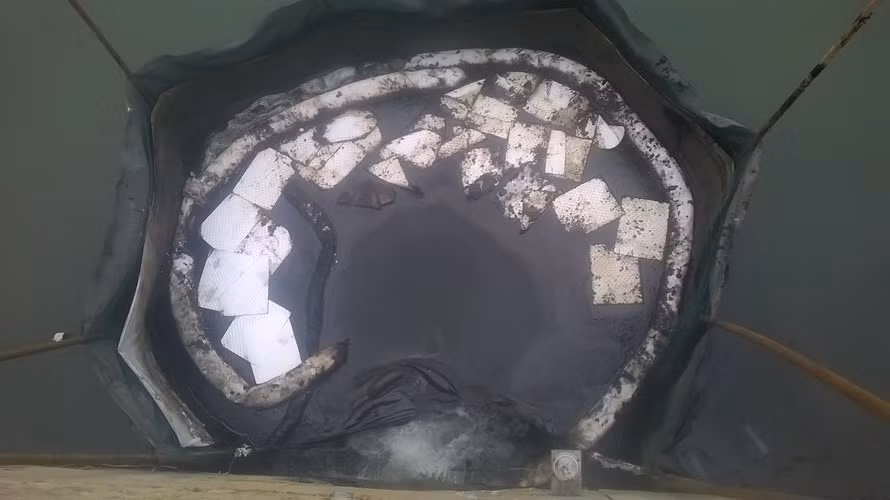 Nguyên nhân dẫn đến sự cố được xác định là do bục ruột bộ sấy dầu bên trong nhà máy 330 MW, dầu bị dồn ngược sang đường hơi sấy dầu và rò rỉ theo hệ thống bẫy hơi xả nước tự động của đường hơi ra ngoài, tràn ra đường thoát mặt nước của Nhà máy 330MW, từ đó thoát ra điểm xả số 2. Ảnh: Hải Ninh.