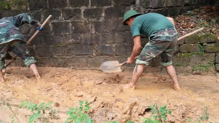 TP Hạ Long cũng huy động nhiều lực lượng đến phối hợp với người dân để dọn dẹp đất cát nhưng cuộc sống của các hộ dân tổ 29, 30, 31, khu 3, phường Hà Trung vẫn chưa trở lại bình thường.