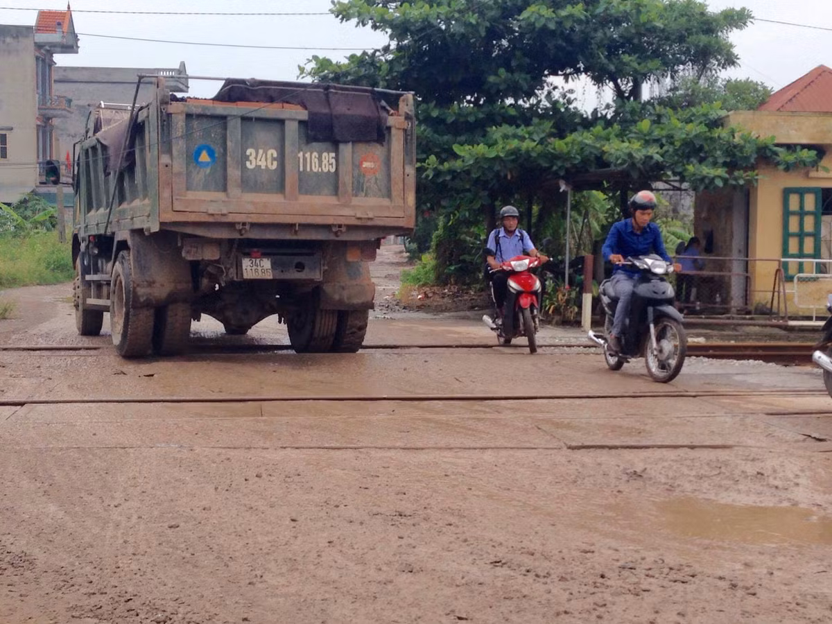 Con đường bị xe quá tải cày nát dài khoảng 3km chạy từ QL 5 qua thôn Tiền (thị trấn Lai Cách, huyện Cẩm Giàng, tỉnh Hải Dương) đến ga Cao Xá, thuộc xã Cao An (cùng huyện Cẩm Giàng) từ lâu đã là nỗi ám ảnh của người dân mỗi khi đi qua.