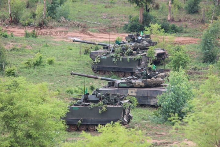 Số lượng xe thiết giáp thì lớn gấp 2-3 lần với khoảng 2.400 chiếc gồm các dòng xe bọc thép xuất xứ từ Mỹ, Ukraine và Trung Quốc. Trong đó, loại hiện đại nhất là BTR-3E1 được mua từ Ukraine với số lượng khoảng 223 chiếc. Loại này hứa hẹn sẽ là "xương sống" lực lượng thiết giáp Thái Lan khi mà Bangkok đã mua giấy phép sản xuất trong nước. Nguồn ảnh: Wiki