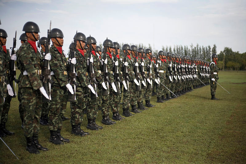 Quân đội Thái Lan hiện có ba quân chủng chính gồm: Lục quân Hoàng gia; Hải quân Hoàng gia và Không quân Hoàng gia. Trong đó, Quân chủng Lục quân là thành tố lớn nhất và lâu đời nhất trong lực lượng vũ trang hoàng gia với 142 năm tuổi - thành lập ngày 8/5/1874. Quân số hiện nay ước tính 190.000 binh sĩ thường trực, được tổ chức thành 4 quân đoàn chủ lực với chừng 15 sư đoàn bộ binh, kỵ binh...Nguồn ảnh: Wiki