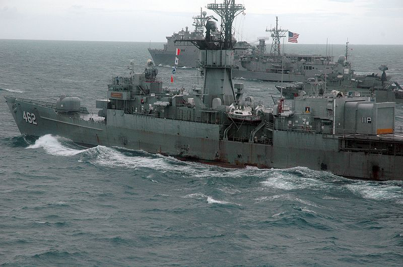 Hải quân Hoàng gia Thái Lan cũng là lực lượng lâu đời nhất ở khu vực Đông Nam Á với tuổi đời 132 năm (được thành lập ngày 8/4/1887). Quân số thường trực của hải quân hoàng gia lên tới 71.000 người gồm 18.000 lính thủy đánh bộ. Và được trang bị lực lượng tàu chiến rất mạnh lên tới 130 chiếc gồm nhiều tàu hộ vệ tên lửa cỡ lớn, tàu tấn công nhanh, tàu đổ bộ lớn...Nguồn ảnh: Wiki