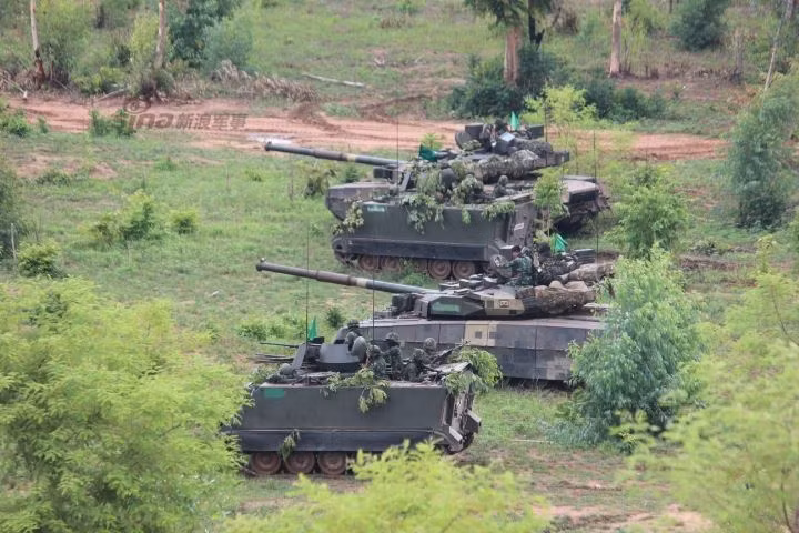 Số lượng xe thiết giáp thì lớn gấp 2-3 lần với khoảng 2.400 chiếc gồm các dòng xe bọc thép xuất xứ từ Mỹ, Ukraine và Trung Quốc. Trong đó, loại hiện đại nhất là BTR-3E1 được mua từ Ukraine với số lượng khoảng 223 chiếc. Loại này hứa hẹn sẽ là "xương sống" lực lượng thiết giáp Thái Lan khi mà Bangkok đã mua giấy phép sản xuất trong nước. Nguồn ảnh: Wiki