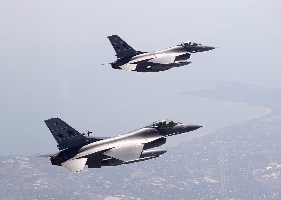 Trang bị máy bay chiến đấu của Không quân Hoàng gia Thái Lan gồm 87 máy bay các loại, nòng cốt là 30 tiêm kích F-5E và 53 tiêm kích đa năng F-16. Loại tiêm kích hiện đại nhất là JAS-39 Gripen chỉ có 8 chiếc. Nguồn ảnh: Wiki