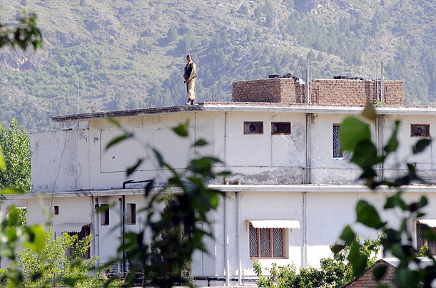 Để biến ngôi nhà này thành "pháo đài" bất khả xâm phạm, bin-Laden cho người xây một bức tường cao khoảng 3 - 4m cũng như trên đỉnh tường cấm đầy mảnh thủy tinh nhọn.