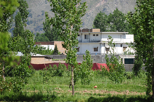 "Pháo đài" mà Osama bin-Laden sinh sống được thiết kế gồm 3 tầng. Tầng 1 có 4 phòng ngủ, 3 phòng tắm, 1 nhà bếp. Tầng 2 có 4 phòng ngủ, 4 phòng tắm. Cuối cùng, tầng 3 có 1 phòng ngủ, 1 phòng tắm và 1 căn bếp nhỏ. Bin-Laden sinh hoạt ở trên tầng 3. Trên tầng mà gã sống không có cửa sổ để tránh sự dòm ngó của người ngoài.