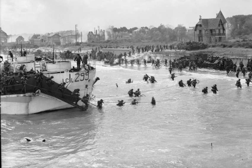 Quân đội Đức quốc xã triển khai 2 sư đoàn thiết giáp và 19 sư đoàn bộ binh tinh nhuệ tới Pas de Calais để đương đầu với quân Đồng minh.