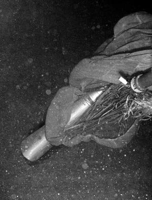 Đến ngày 7/4, Mỹ tiến hành trục vớt và đưa quả bom nhiệt hạch cuối cùng trong vụ tai nạn nguy hiểm trên lên bờ.