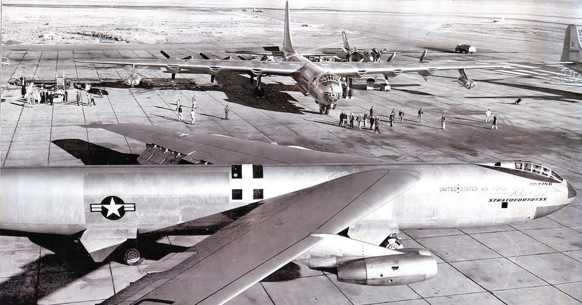 Máy bay ném bom B-52 tới gần máy bay KC-135 để tiếp liệu. Thế nhưng, không ai có thể ngờ chiếc B-52 xảy ra va chạm vào máy bay tiếp liệu trên bầu trời.