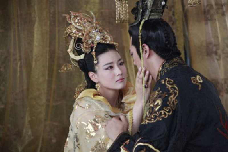 Đát Kỷ được cho là nguyên nhân chính khiến nhà Thương sụp đổ cũng như gây ra nhiều "sóng gió" cho triều đình, khiến dân chúng lầm than. Tuy nhiên, nhà nghiên cứu Hoàng Minh Sùng thuộc Viện nghiên cứu Lịch sử và Ngôn ngữ có nhận định trái ngược về mỹ nhân này.