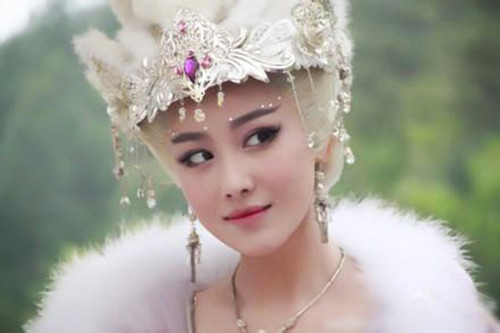 Điều đáng chú ý là Đát Kỷ được mệnh danh là con hồ ly 9 đuôi làm loạn vương triều nhà Thương. Điều này xuất phát từ việc mỹ nhân này mê hoặc nhà vua khiến ông suốt ngày chìm đắm trong hoan lạc, các buổi tiệc tùng ăn chơi sa đọa. Cuối cùng, Trụ Vương đánh mất giang sơn và vương triều nhà Thương diệt vong.