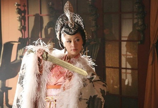 Điển hình là Phụ Hảo - hoàng hậu của Thương vương Vũ Đinh. Không chỉ chăm lo chuyện hậu cung, bà hoàng này còn chủ trì tế lễ, tham gia chuyện triều chính và cùng chồng ra chiến trường. Danh tiếng của nữ tướng này khiến người người ngưỡng mộ.