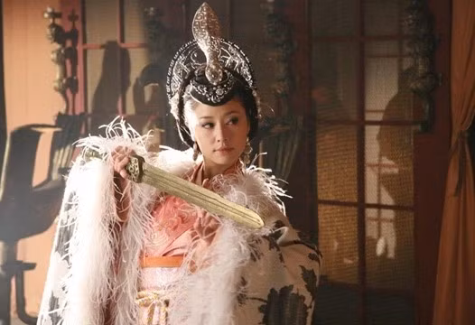 Điển hình là Phụ Hảo - hoàng hậu của Thương vương Vũ Đinh. Không chỉ chăm lo chuyện hậu cung, bà hoàng này còn chủ trì tế lễ, tham gia chuyện triều chính và cùng chồng ra chiến trường. Danh tiếng của nữ tướng này khiến người người ngưỡng mộ.