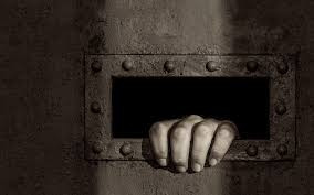 Cũng có lúc, các nghi phạm khủng bố bị nhốt vào căn phòng tối hay trong một chiếc thùng có kích thước như quan tài.