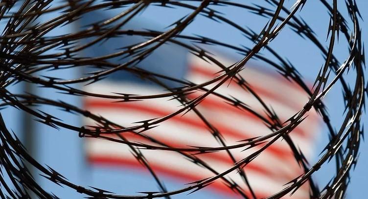 Thậm chí, âm nhạc, tiếng ồn âm lượng lớn, tắm với nước đá... cũng là những hình thức được sử dụng để thẩm vấn.