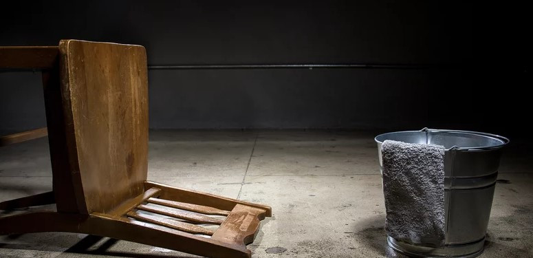 Đôi khi, các nghi phạm khủng bố không được ngủ vì bị thẩm vấn liên tục.