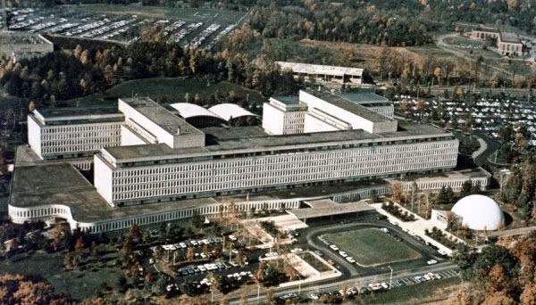 Thêm nữa, CIA sử dụng một số biện pháp khác để thẩm vấn nghi phạm khủng bố như: không được cho ngủ trong thời gian dài lên tới 180 giờ, bị bắt phải đứng hoặc bị ép vào các tư thế gây ức chế. Đôi khi tay của nghi phạm bị xích vòng trên đầu hay thậm chí là bị xích trên trần.