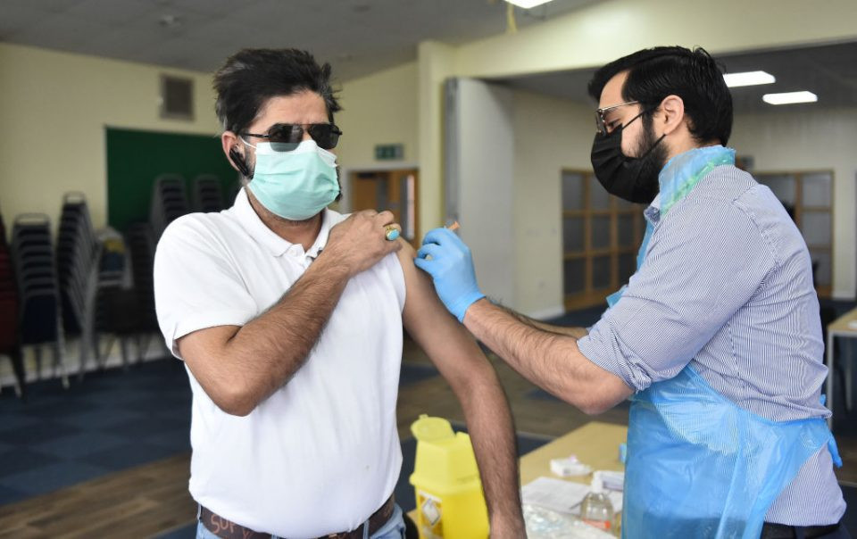 Trước kết quả nghiên cứu này, giảng viên Tom Wingfield công tác tại Trường Y học Nhiệt đới Liverpool cho hay: “Kết quả này nhắc nhở chúng ta rằng ngay cả khi tỷ lệ tiêm chủng cao thì vẫn có khả năng xảy ra một đợt bùng phát dịch COVID-19 vào mùa thu tới”.