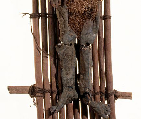 Các chuyên gia dành nhiều sự chú ý đến một xác ướp trẻ em người Chinchorro. Thi hài đứa trẻ này được buộc vào khung gỗ. Việc làm này xuất phát từ quan niệm truyền thống của người Chinchorro khi thường đeo khung gỗ ấy ở trên lưng lúc sống cũng như khi đã chết.