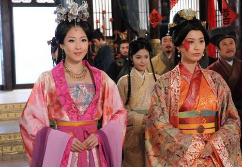 Theo đó, Chung Vô Diệm trở thành bà hoàng được vua yêu chiều dù trước đó bị nhiều người cười chê vừa già vừa xấu. Sau khi trở thành vương hậu, bà giúp chồng đưa ra nhiều chủ kiến để xây dựng quân đội hùng mạnh, phát triển kinh tế giúp dân chúng ấm no. Nhờ những đóng góp to lớn của bà, vương triều của Tuyên Vương cực hưng thịnh.