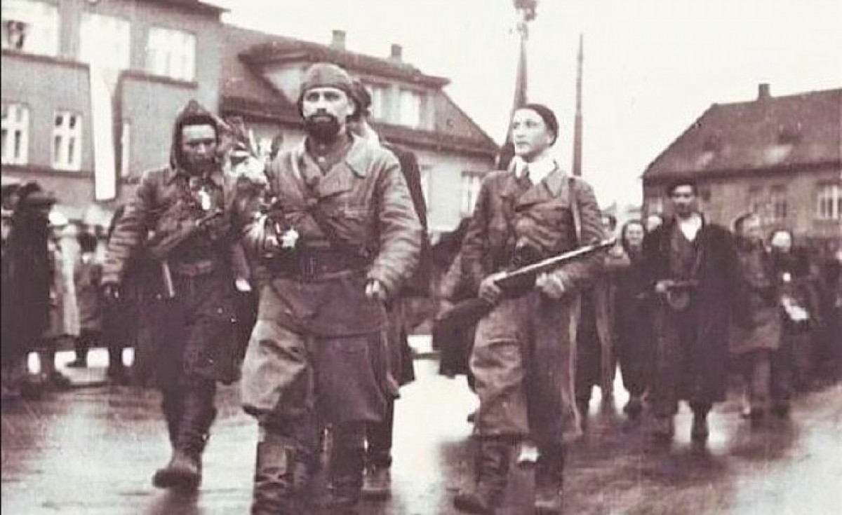 Bốn ngày sau khi Đức xâm lược Liên Xô, ông Murzin bị kẻ thù làm bị thương do lưỡi lê đâm vào bụng. Đồng đội đưa ông ra khỏi trận địa nhưng không thể đưa đến bệnh viện. Vì không muốn làm chậm cuộc hành quân của đơn vị, ông bảo mọi người để mình lại gần một con đường nhỏ trong rừng.