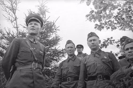 Vào ngày 22/6/1941, Đức quốc xã đã mở màn chiến dịch Barbarossa, bất ngờ tấn công xâm lược Liên Xô. Kể từ đây, Liên Xô bước vào cuộc Chiến tranh Vệ quốc vĩ đại (1941 - 1945).