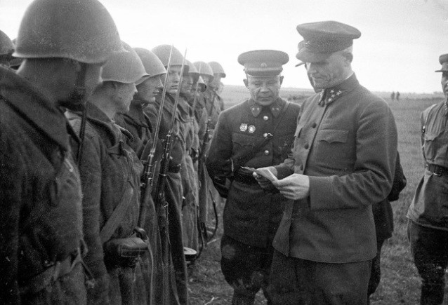 Lúc này, Konev (phải ảnh) là Trung tướng. Ông là chỉ huy Tập đoàn quân số 19 đóng tại khu vực phía Tây Liên Xô. Lực lượng do ông chỉ huy là một trong những đơn vị của Liên Xô đương đầu với những cuộc chiến cam go nhất của quân Đức quốc xã.