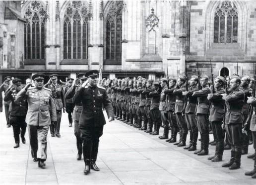 Từ tháng 5/1944, Nguyên soái Ivan Konev chỉ huy Mặt trận số 1 Ukraine và dẫn dắt quân sĩ tiêu diệt lực lượng phát xít Đức tại đây và những chiến trường khác. Nhờ những đóng góp to lớn của ông, Liên Xô từng bước đánh bật phát xít Đức ra khỏi lãnh thổ và khiến phe phát xít đại bại vào năm 1945.