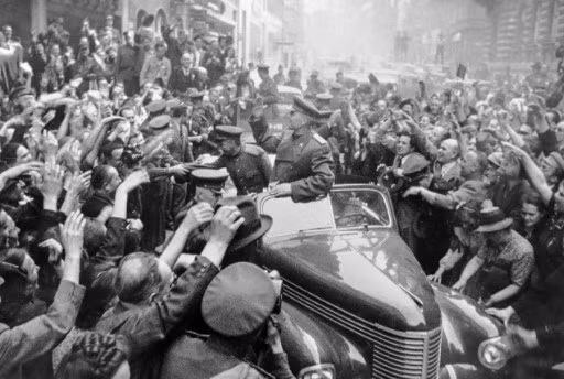 Đến đầu năm 1944, Nguyên soái Ivan Konev tiếp tục bộc lộ tài năng quân sự khi chỉ huy quân sĩ đánh tan Tập đoàn quân số 8 của Đức, giải phóng một phần phía Tây Ukraine và Moldova. Tiếp đến, Nguyên soái Konev dẫn quân tiến vào lãnh thổ Romania và trở thành những người lính Hồng quân đầu tiên vượt qua biên giới Liên Xô.