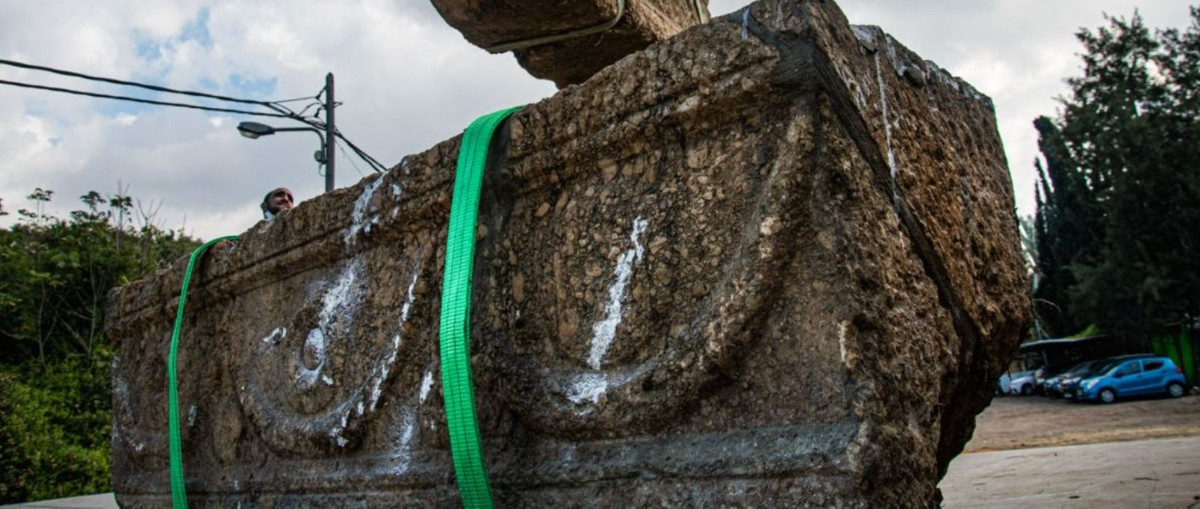 Điều thú vị là người thợ đã đục đẽo loại đá đó để làm quan tài khiến chúng trông giống như quan tài quý làm từ đá cẩm thạch của đảo Marmara, Thổ Nhĩ Kỳ.