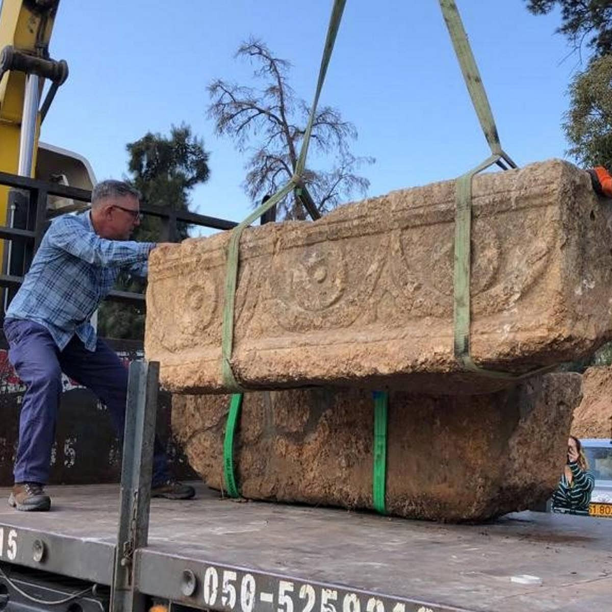 Hai cỗ quan tài được cho là một đôi bởi chúng được trang trí với những vòng hoa và đĩa tròn giống nhau. Ông Uzi Rothstein, chuyên gia tại đơn vị Chống Trộm thuộc Cơ quan Cổ vật Israel (IAA) cho hay hai người được chôn cất trong 2 quan tài có thể là một đôi vợ chồng sống ở La Mã vào khoảng năm 200 - 300.